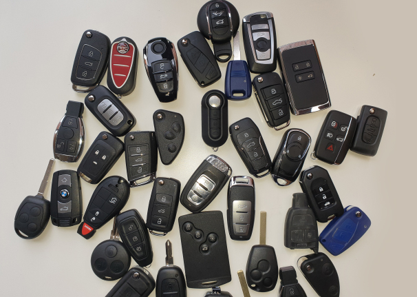 Duplicazione e programmazione chiavi con telecomandi auto